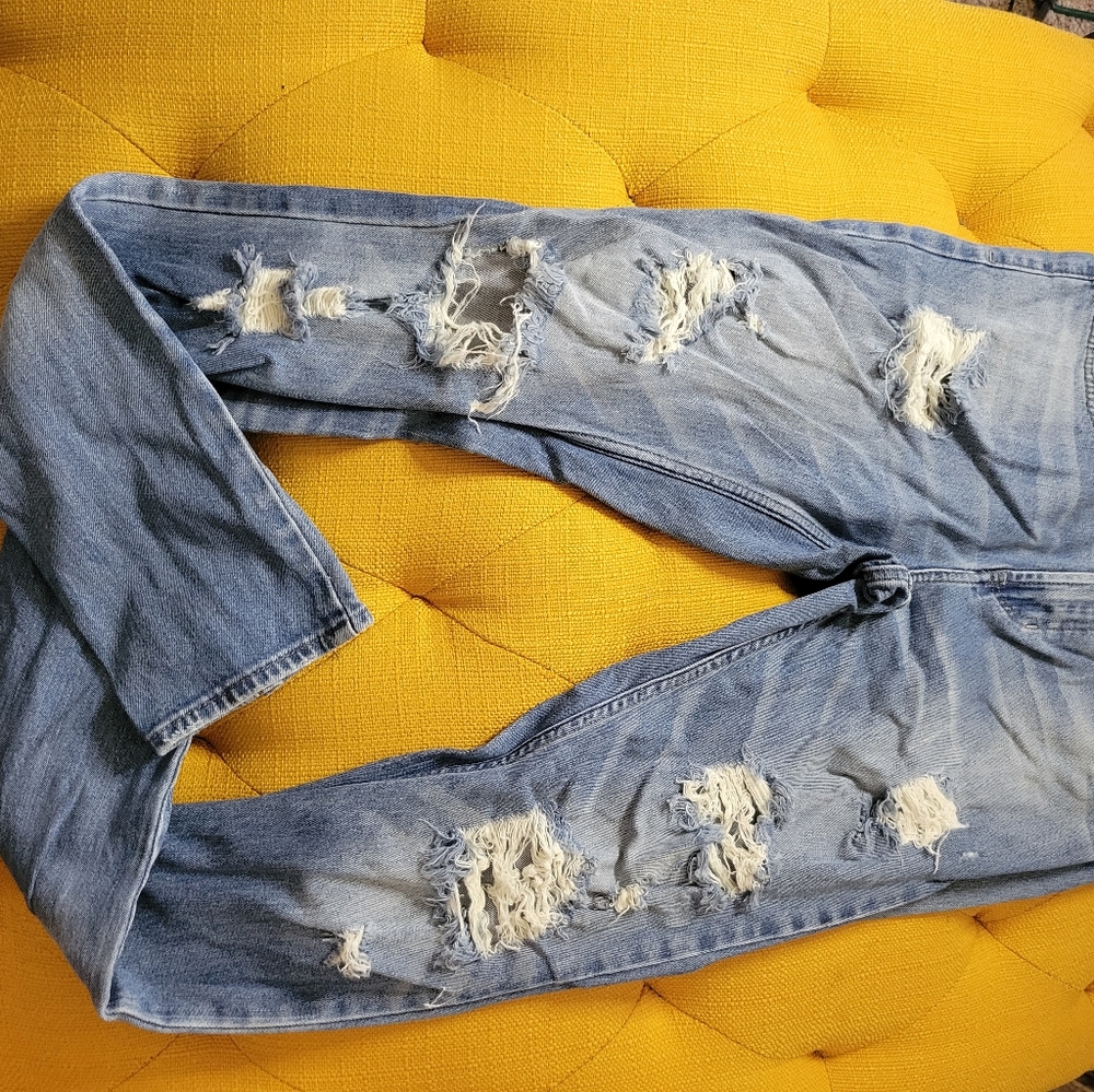 Bullhead medium blue holes down front jeans